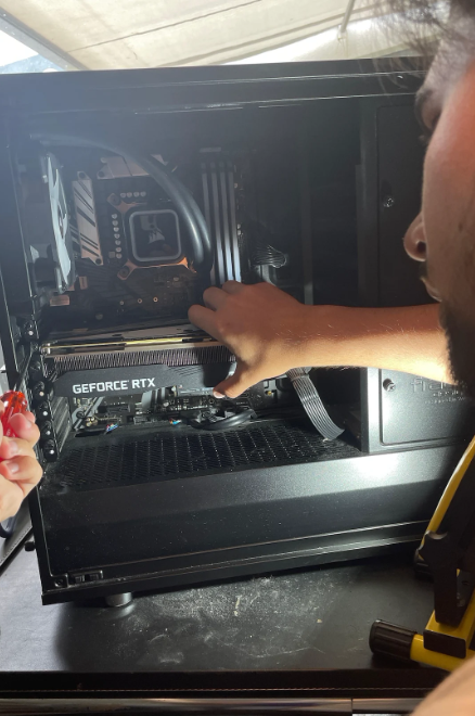 Grafikkarte wird eingeschraubt